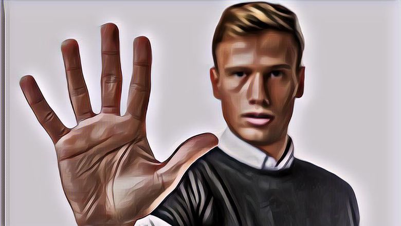 Seorang Pria Berbakat Jadi Orang Tajir, Coba Lihat Jari Manisnya Deh...