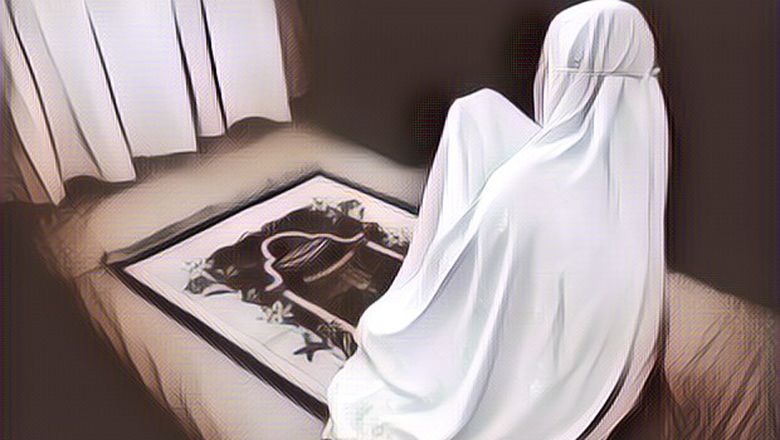 Viral Seorang Wanita Lakukan Solat di Tengah-Tengah Konser Musik, Netizen Beri Komentar Ini