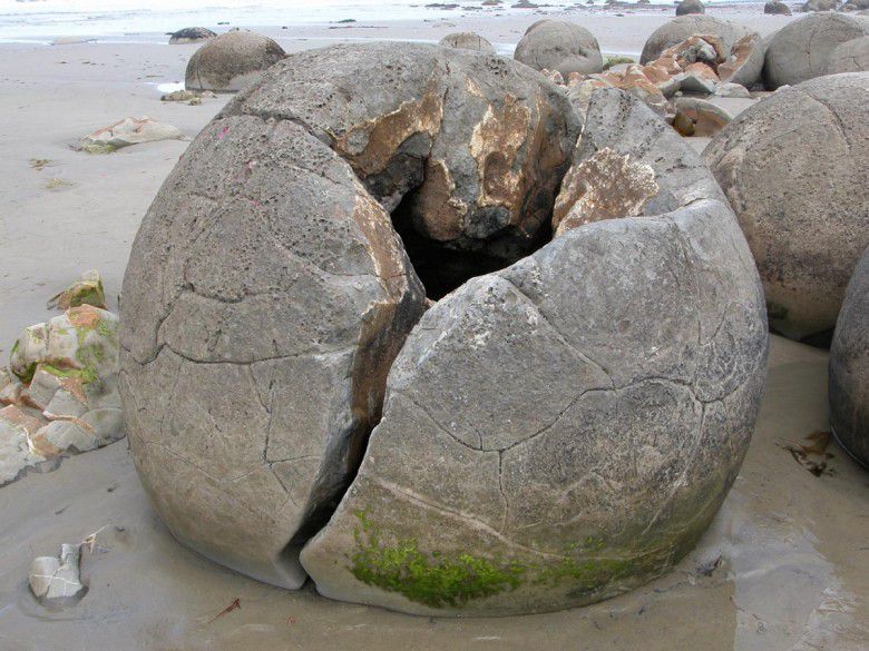3. Moeraki Boulders, Selandia Baru