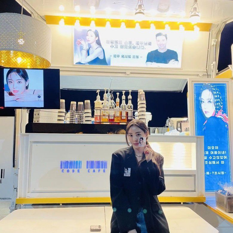 # Potongan Adegan dalam Poster "Love is For Sucker" 