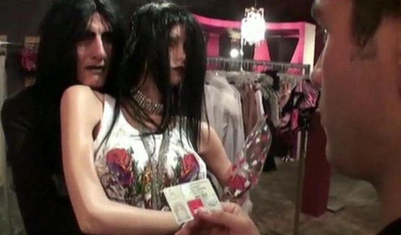 1. Hubungan cinta dengan mannequin