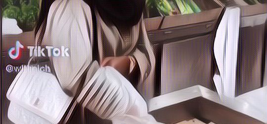 Bosan Menunggu Orang Tuanya Belanja, Gadis Ini Malah Pilih Bantu Tukang Tahu