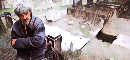 Pria Tunawisma Belasan Tahun Tinggal di Liang Kubur, Kalo Mau Keluar 'Rumah' Gimana Tuh?