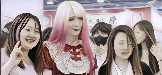 Viral Seorang Pria Bekerja Setiap Hari Pakai Dress Lolita, Istrinya Beri Tanggapan