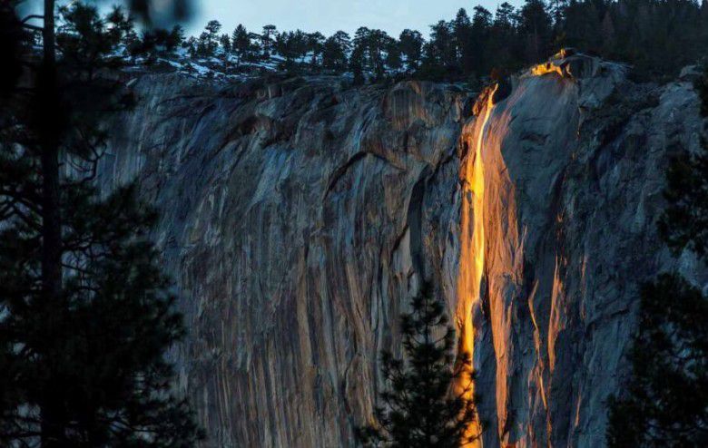 Menakjubkan! Amerika Punya Wisata Air Terjun ‘Api’ yang Kini Aktif ...