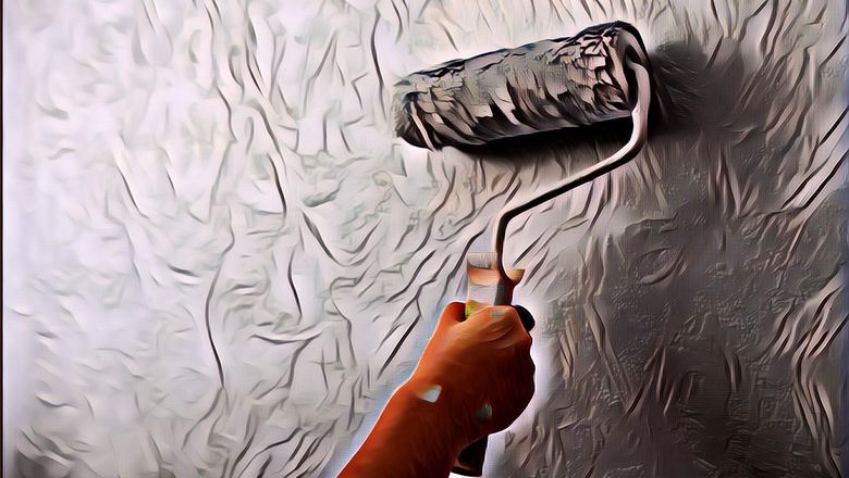 Aksi Buruh Bangunan Ini Viral, Plester Tembok Pakai Pijakan Mobil Mewah