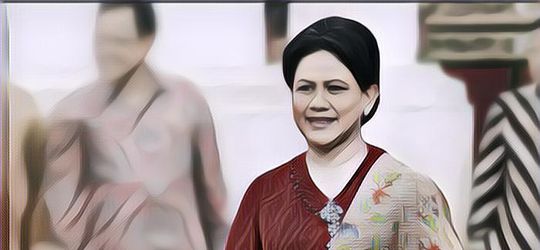 Salfok Banget Sama Sandal Jepit Ibu Iriana Jokowi Saat ke Masjid Raya Sheikh Zayed Solo