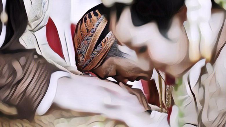 Lawak! Lagi Acara Pernikahan, Pengantin Pria Ini Malah Sibuk Ajak Ngobrol Bocah, Warganet: Ngakak Banget