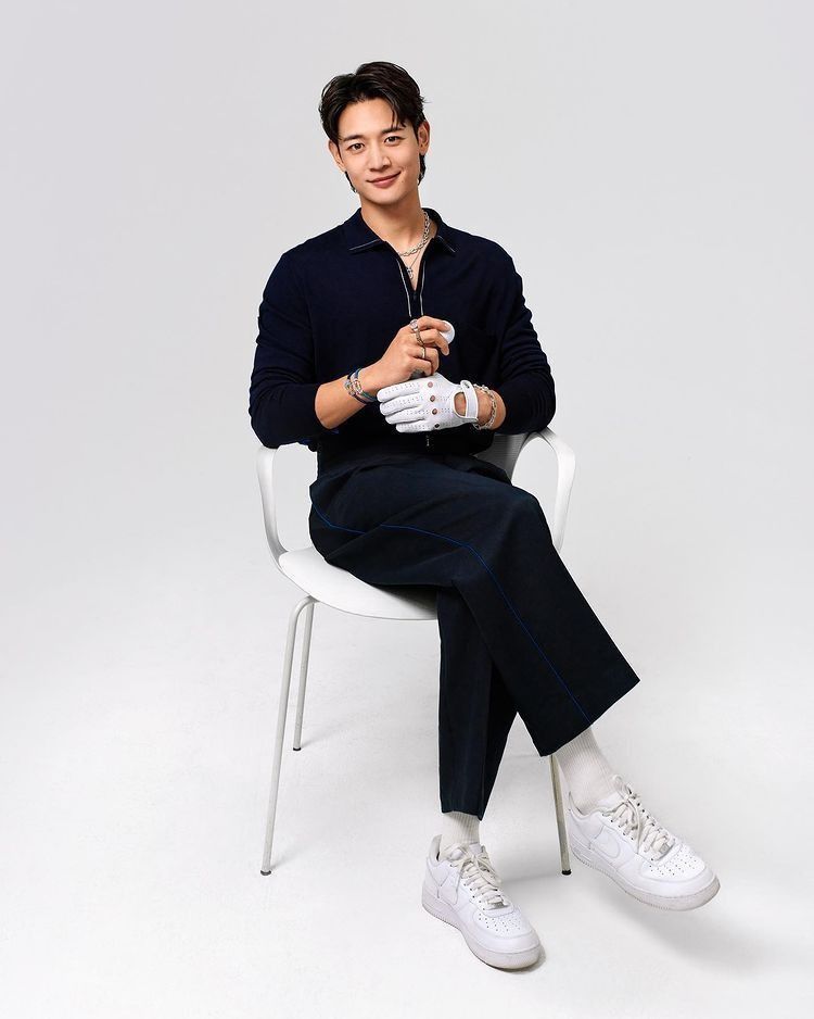 # Debut Solo Setelah 15 Tahun Menjadi Member Boyband