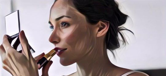 Wanita Wajib Waspada! 4 Kandungan pada Makeup Ini Diketahui Sangat Berbahaya