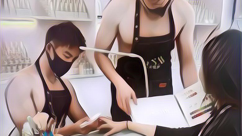 Viral Salon di China Ini Dilayani Para Pria Tanpa Baju, Kerjaannya Menghias Kuku Wanita
