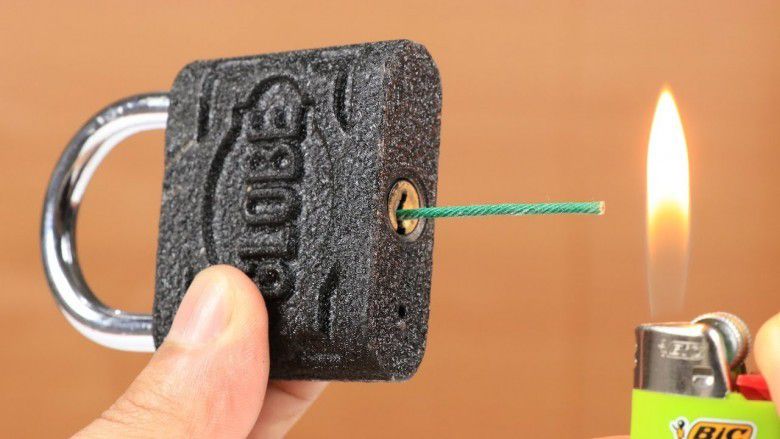 2. Lubang Kecil di Bawah Gembok