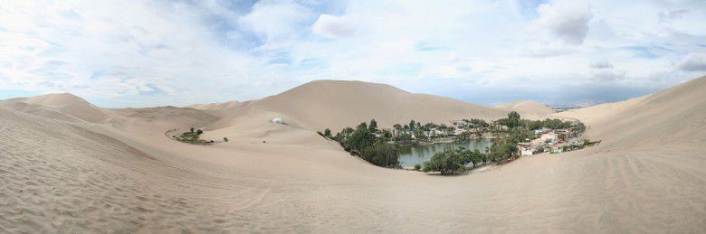 4. Oasis Huacachina di Peru