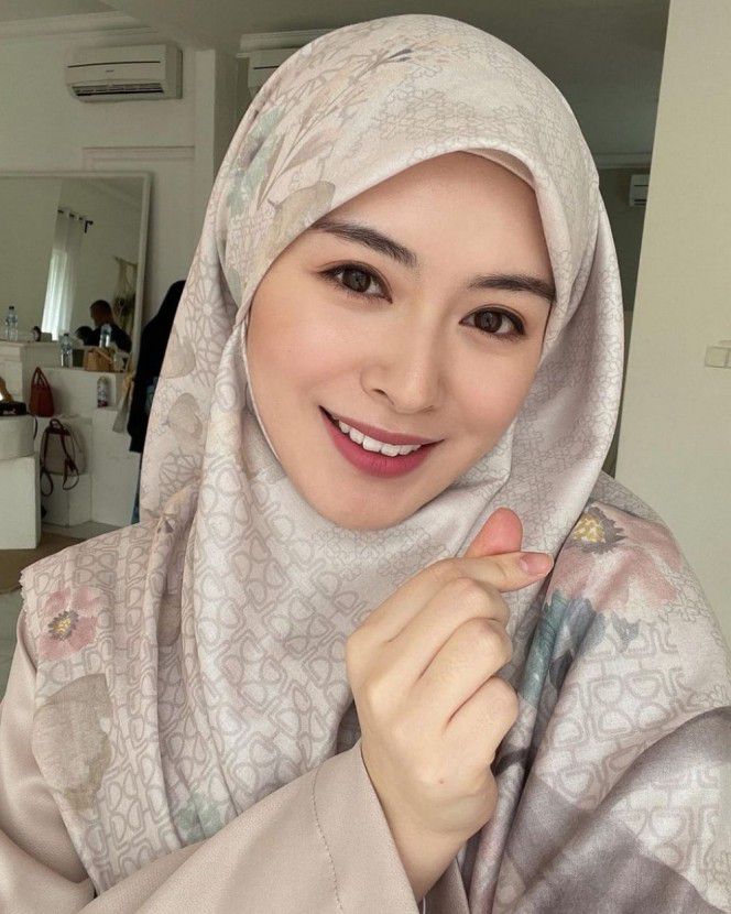 3. Saat ini Ayana Moon baru berusia 25 tahun loh.