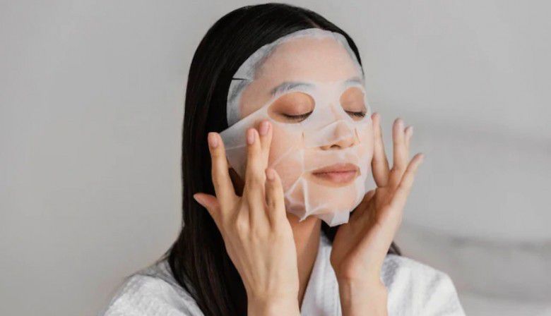 2. Menggunakan Masker Wajah