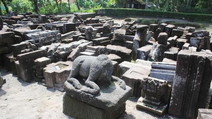 Saat itu dipekerjakan sebagai pembuat candi