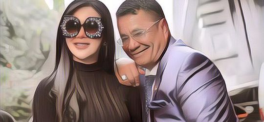 Hotman Paris Dikelilingi Para Gadis Cantik, Emang Gak Ada Obat!