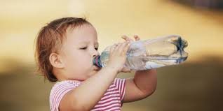 1. Cobalah memperhatikan asupan cairan anak