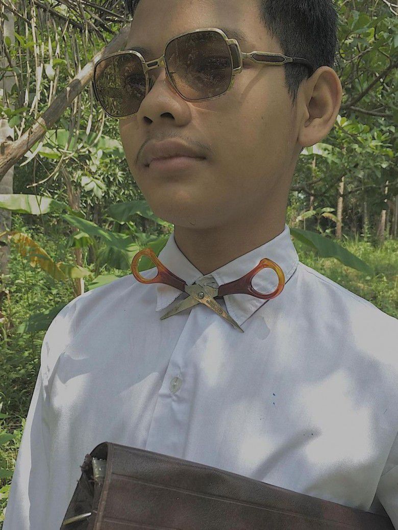 2. Ini lebih kepada serem sih ya bukannya gaya, itu gunting kalo kena leher gimana coba? gbr 2: Instagram/@galihjohar