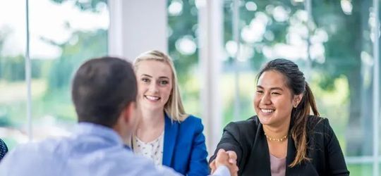 Tanda Green Flags di Lingkungan Kerja yang Bikin Pegawai Nyaman, Tempatmu Kayak Gini Enggak?
