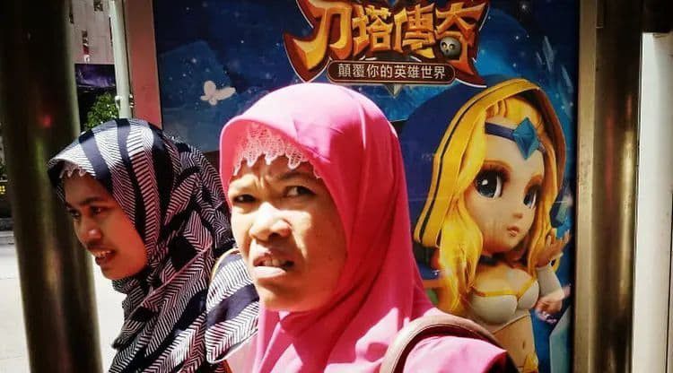 5. Ibu-ibu ini juga pas banget ya posisinya. Gimana nih kalo mereka jadi karakter dalam game juga?