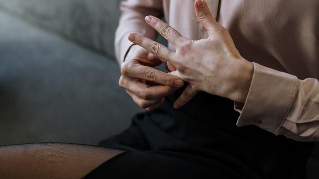 Suka Membayangkan Perceraian