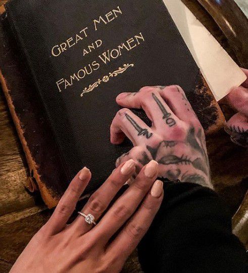 Mia dikagetkan dengan lamaran!