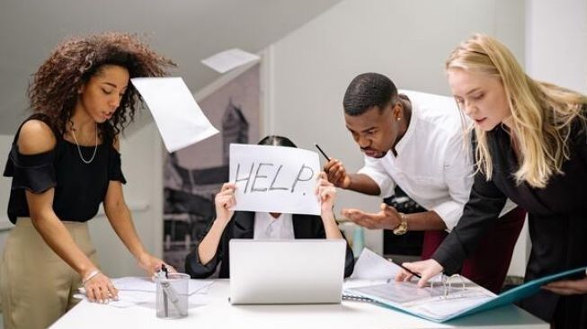 4. Kamu Merasa Kelelahan Secara Emosional