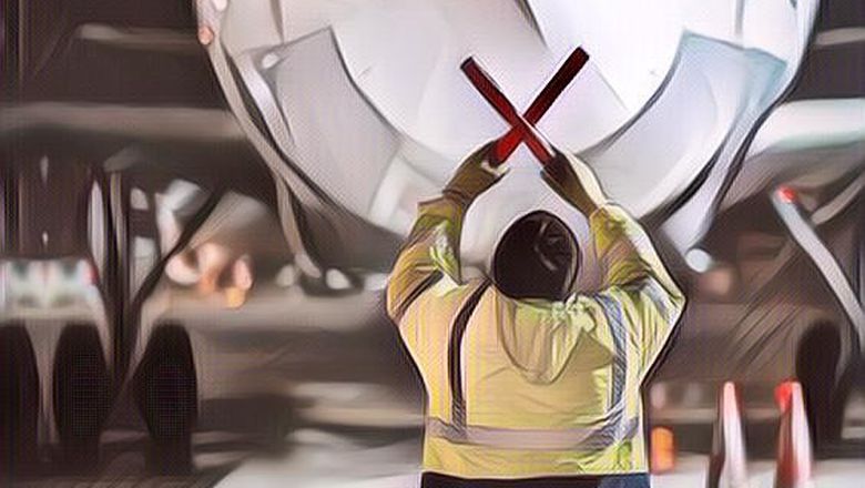 Yuk, Cari Tahu Gaji Seorang Marshaller, Tukang Parkir Pesawat di Indonesia!