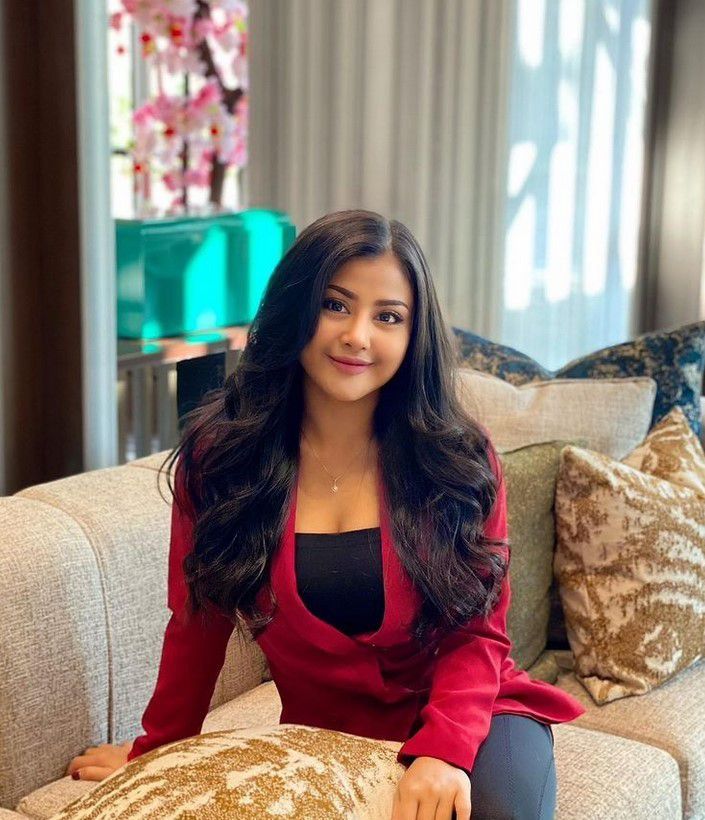 Pakai baju kerja aja seksi, gimana kalau lagi pakai baju tidur ya?