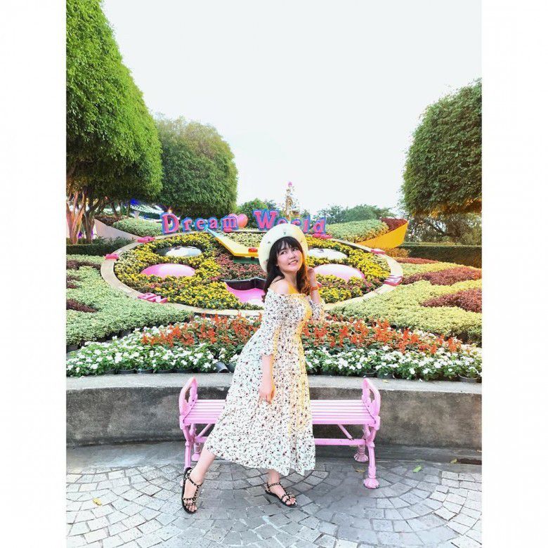 2. Via Vallen dengan dress, keliatan ada yang beda gengs?