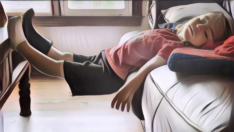 6 Kelakuan Bocah Ketiduran di Sembarang Tempat ini Kocak Abis