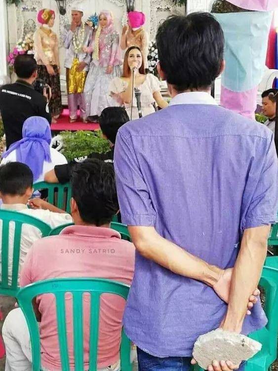 Merelakan karena dia bukan milikmu lagi 