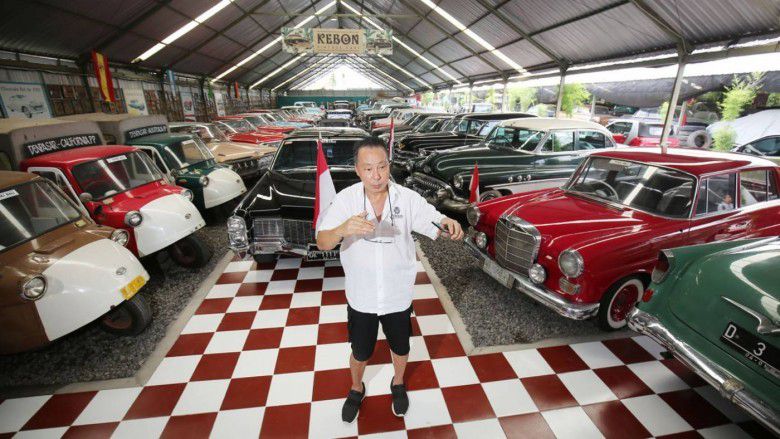 4. Mengkoleksi Mobil Antik