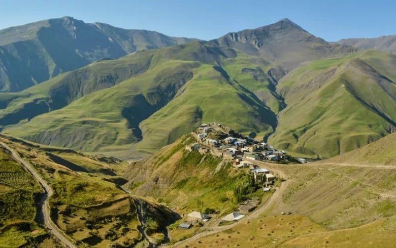 2. Mereka disegel di antara dua gunung