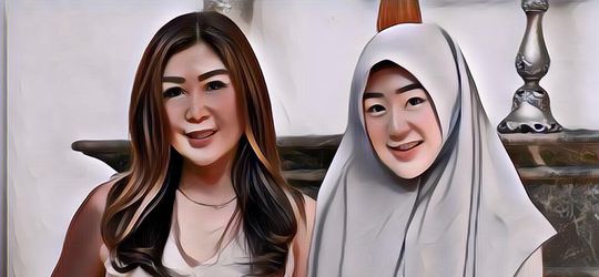 Beda Agama, Larissa Chou Pasangkan Kerudung kepada Sang Ibu