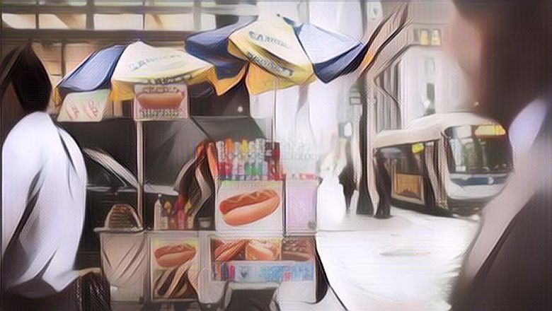 Keren, Pedagang Minuman Kaki Lima Ini Pakai Air Mineral Merk Evian