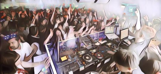 Viral, Pria Ini Datang Ke Tempat Hiburan Malam Pakai Baju Muslim dan Peragakan Gerakan Sholat