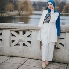 Model baju kerja wanita berjilbab formal blezer dan celana 
