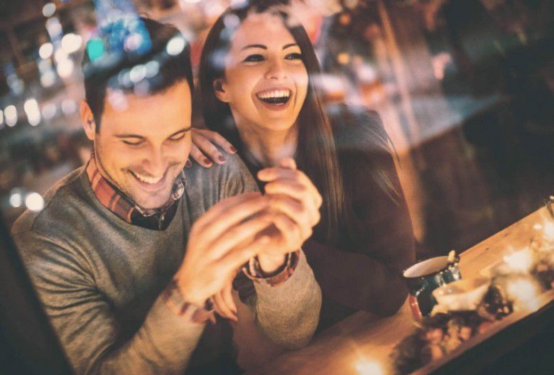 8. Saat jatuh cinta, kalian akan lebih mendahulukan keinginan untuk menyatukan emosi daripada keinginan untuk hubungan seksual atau semacamnya