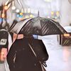 Heboh Video Wanita Mandi Hujan Jam 3 Pagi, Alasannya Bikin Dada Sesak