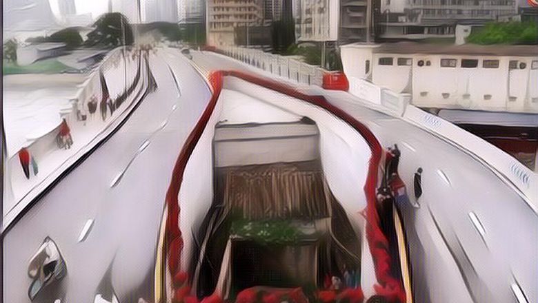 Aneh Bin Ajaib! Rumah di Tangerang Ini Makan Setengah Badan Jalan Sampai Sering Ditabrak Kendaraan