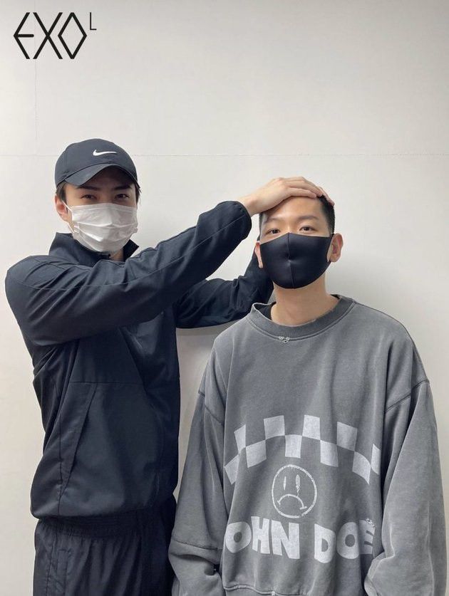 Suho usil banget ya. Dia tak mau melewatkan tradisi pegang kepala botak saat salah satu member akan berangkat wamil.