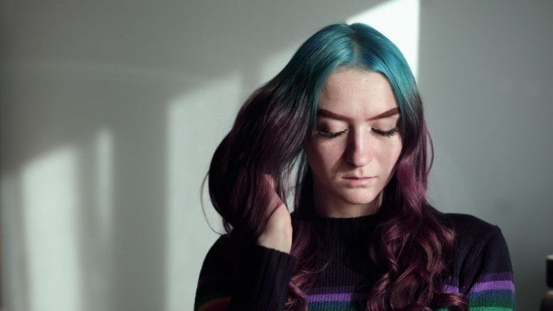 2. Hindari Formula Shampo yang Membuat Rambut Kering