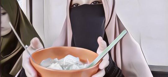 Begini Lho Cara Makan Wanita yang Pakai Cadar, Anti Ribet!