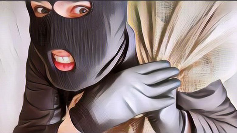 Lawak Abis! Para Polisi Iseng Nyanyi ‘Happy Birthday’ Saat Tangkap Maling, Pelaku Malah Nyengir