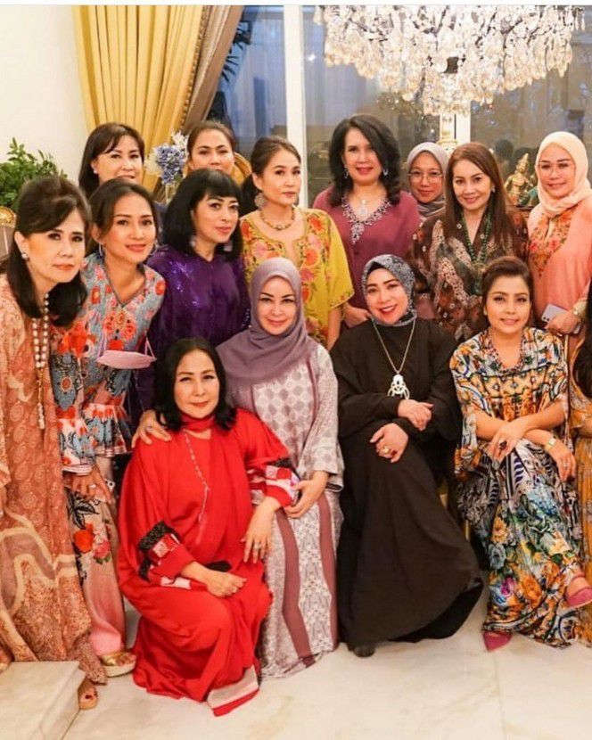 1. Bersama Geng Sosialita