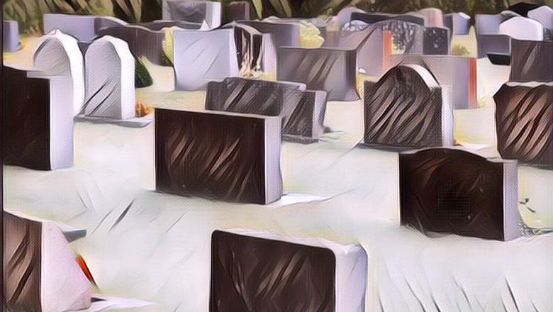 Kok Bisa-Bisanya~ Berbekal Camilan, 2 Pemuda Ini Tidur dan Berjaga di Samping Kuburan Baru