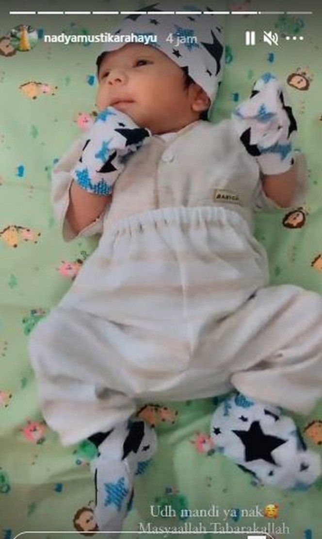 4. Gantengnya Bayi Syaki Jadi Sorotan