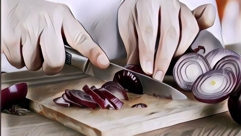 Bener-Bener Anti Mainstream! Wanita Ini Pakai Topeng Ironman Saat Iris Bawang